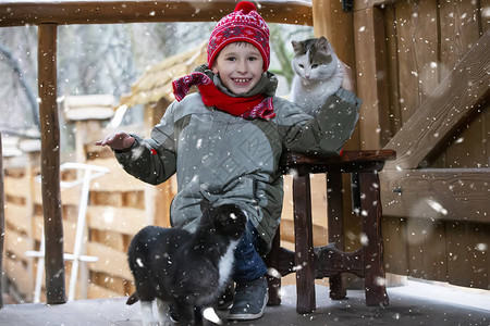 冬天的孩子和动物在一起一个男孩在图片