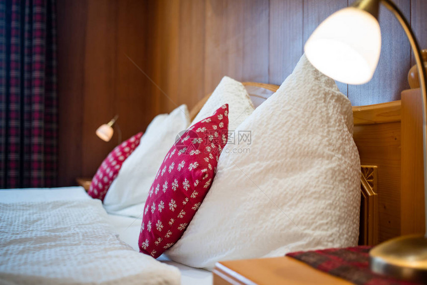 舒适的卧室红色枕头hygge图片
