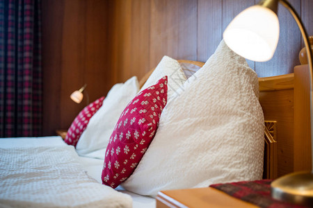 舒适的卧室红色枕头hygge图片
