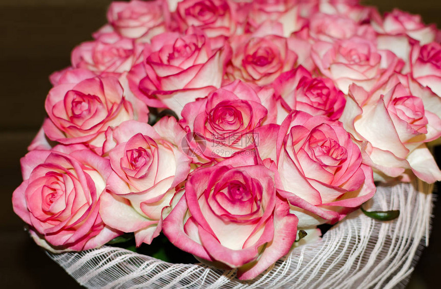 花束上盛着精细的香玫瑰花图片