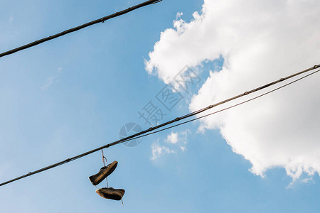 旧鞋挂在天上的鞋带图片
