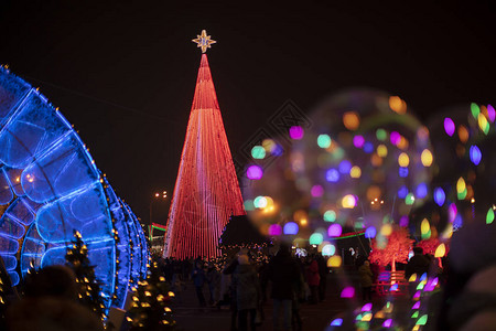 圣诞城市新年的光照在街上在灯光下图片