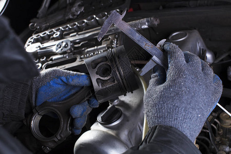 汽车发动机维修引擎活塞系统修理手牵机械工用卡利伯器测量活图片