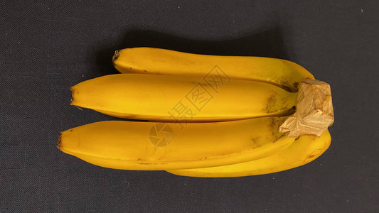 一堆香蕉躺在桌子上图片