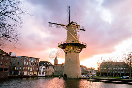 南荷兰斯希丹省美丽的风车高清图片