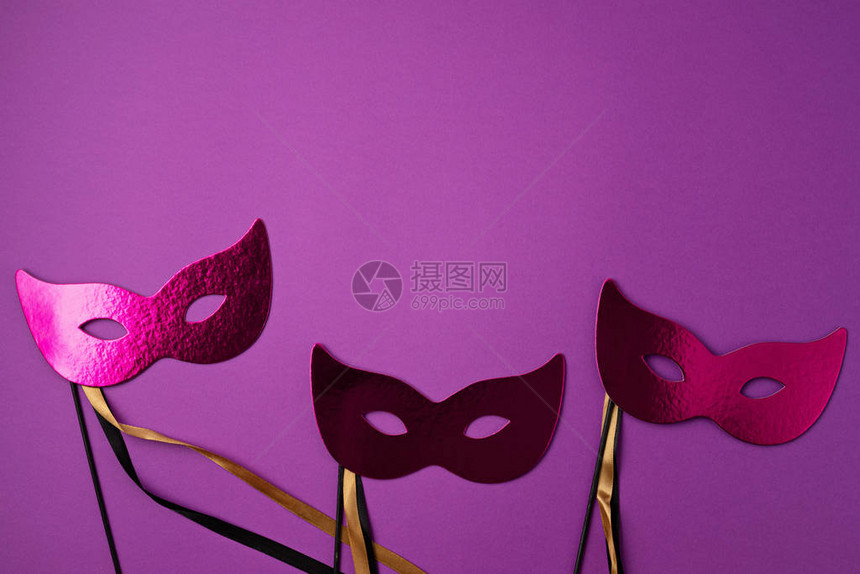紫背景的节日彩色mardigras或carnivale面具和附件党请柬贺卡Vennetiancarniva图片