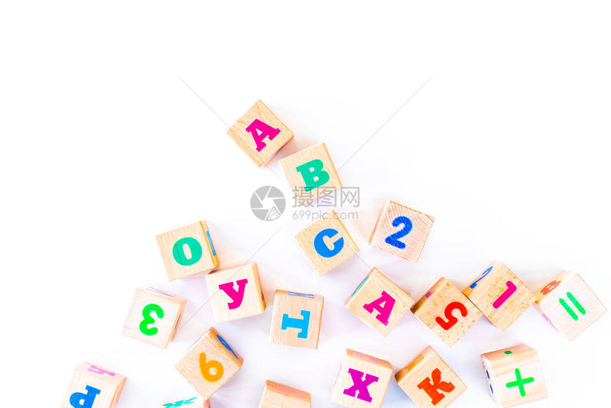孩子们用白色背景上的字母和数字玩具木制幼崽开发木块天然的儿童玩具顶视图平图片