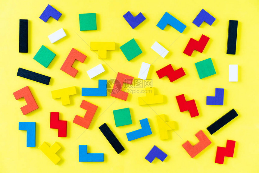 黄色背景上不同形状的彩色木块拼图天然玩具创意逻辑思维概念背景与几图片