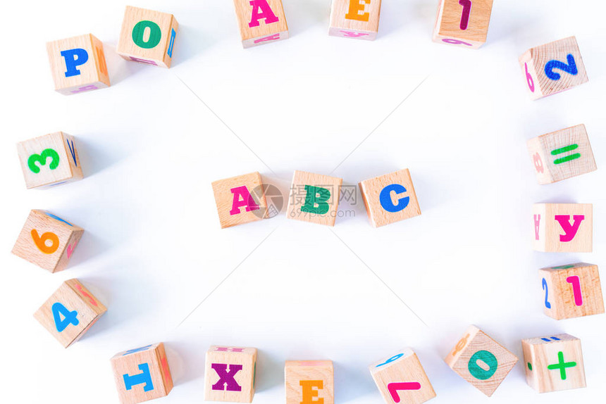 孩子们用白色背景上的字母和数字玩具木制幼崽从开发木块的框架天然环保的儿童玩具顶视图平图片