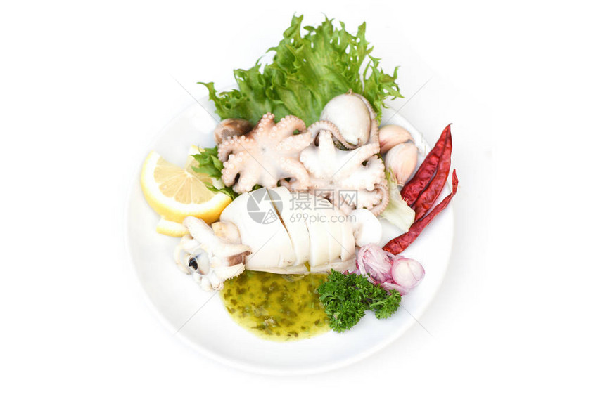 在海鲜餐厅吃鱿鱼章或小甲鱼白盘底面的松果沙拉香料柠图片