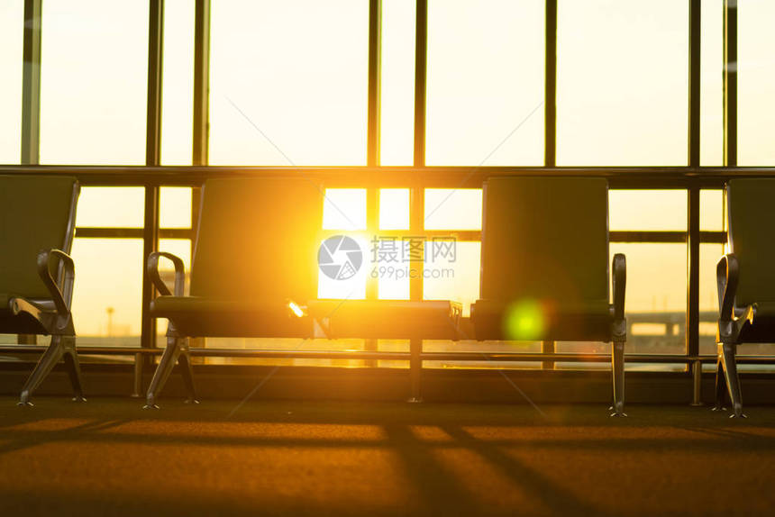 机场登机区的游民座位或座椅与图片