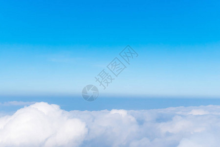 在美丽的白云上方的空中飞机窗口视图蓝色的天空和太阳光抽图片