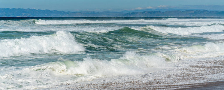 美丽的海景蓝色的海浪拍打着海岸图片