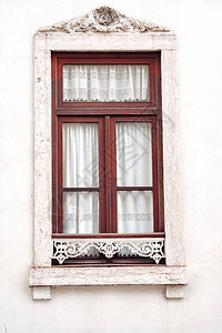 葡萄牙里斯本建筑中典型的白铸造和窗帘及蕾丝窗图片