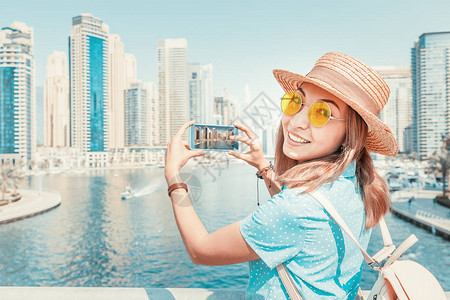 在迪拜流行的Marina区为她的社交媒体和博客拍照图片