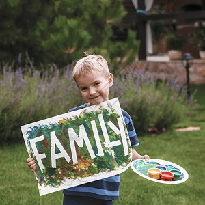 可爱的蹒跚学步的孩子带着可爱的手印项目让他在夏天在家或户外忙碌图片