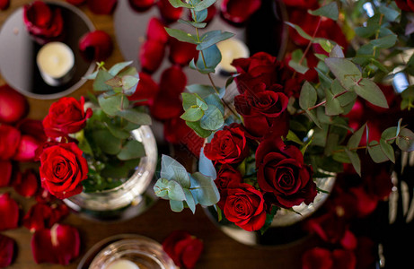 在深红玫瑰的花束上紧贴图片
