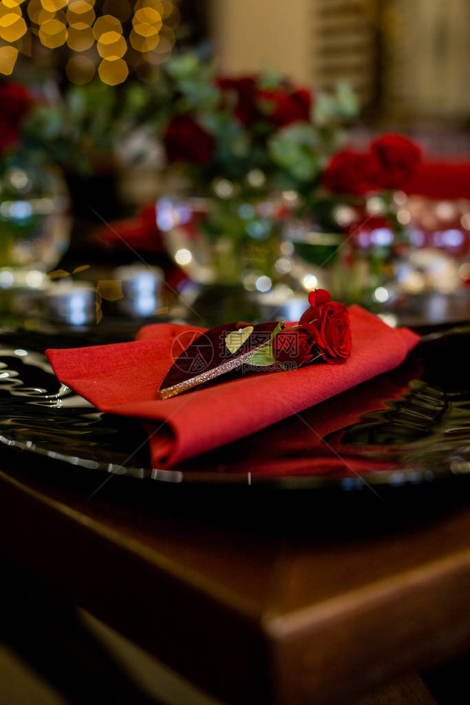 为浪漫晚餐装饰的黑色大餐盘图片