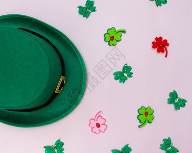 三月十七日是圣帕特里克的盛宴绿色的帽子和闪亮的纸花叶图片