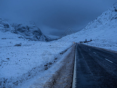 在苏格兰最风景最优雅的公路旅行之一A82编织穿过图片