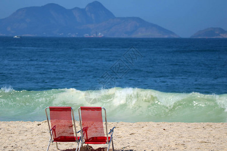 Copacabana海滩上两张红色沙滩椅图片