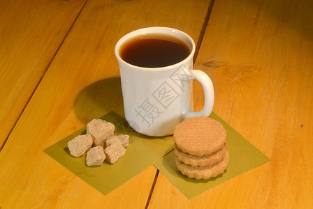 茶饼干和糖一起放在桌子上图片