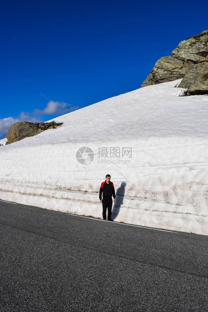 Aurlandsvegenf243帽子横跨山地图片