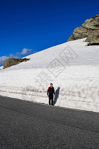 Aurlandsvegenf243帽子横跨山地图片