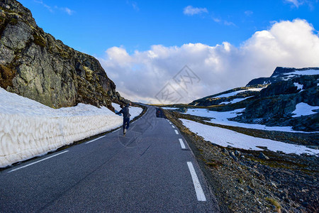 旅游男子在Aurlandsvegenf243旅游雪路附近扔雪球图片