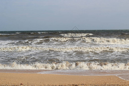 春季亚速海风暴期间的波浪图片