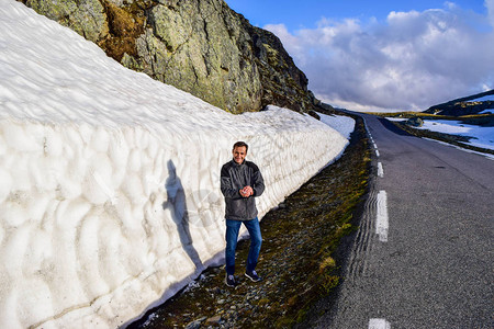 这名游客在奥兰登斯维根f243旅游雪路附近制造雪球图片