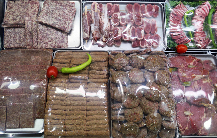 一家屠夫商店的肉类分图片