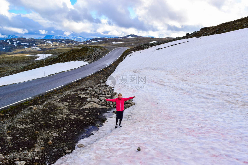 Aurlandsvegenf243旅游雪道附近的旅游妇女图片