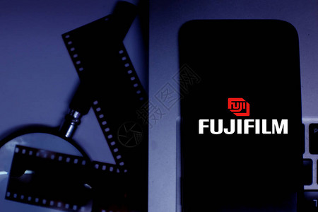 具有FUJIFIFILM标志的智能电话图片