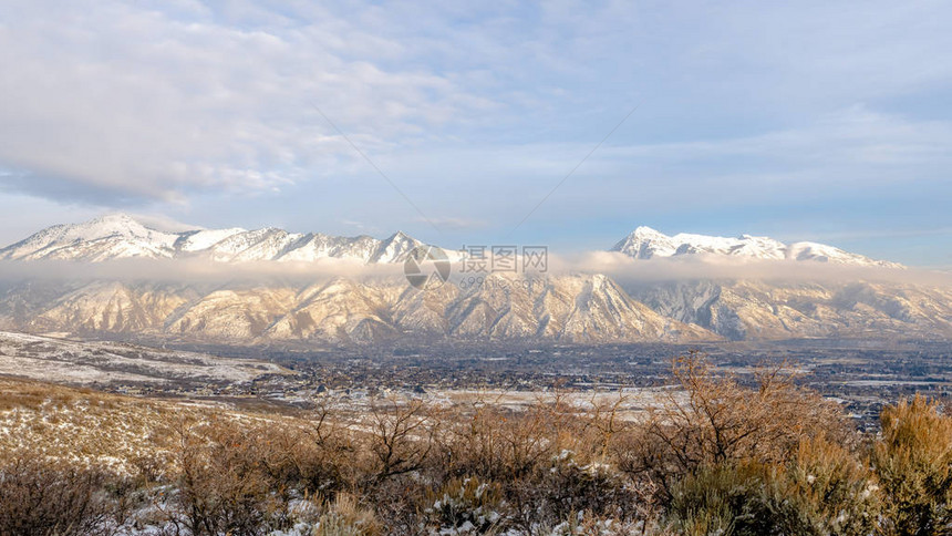 全景框架蒂姆帕诺戈斯山和冬天被雪覆盖的山谷的全景在山和丘陵景观上可以看图片