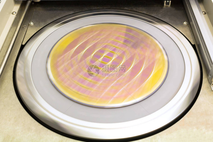 一种高速旋转的微芯片硅清洗工艺基板是模糊的带有微芯片的硅晶片用于电子产品中用于制造集成电路带眩光图片