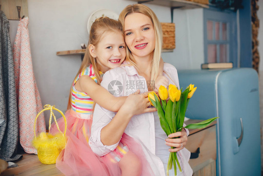 女儿给妈送鲜花家里有图片