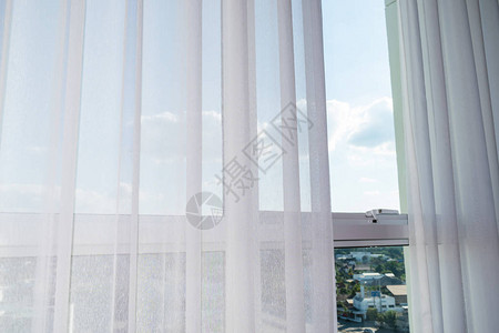 玻璃窗上的白色窗帘图片