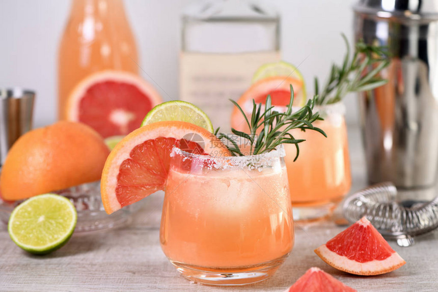 鸡尾酒新鲜酸橙和迷迭香与新鲜葡萄柚汁和龙舌兰酒相结合节日饮品是早午餐聚会和假图片