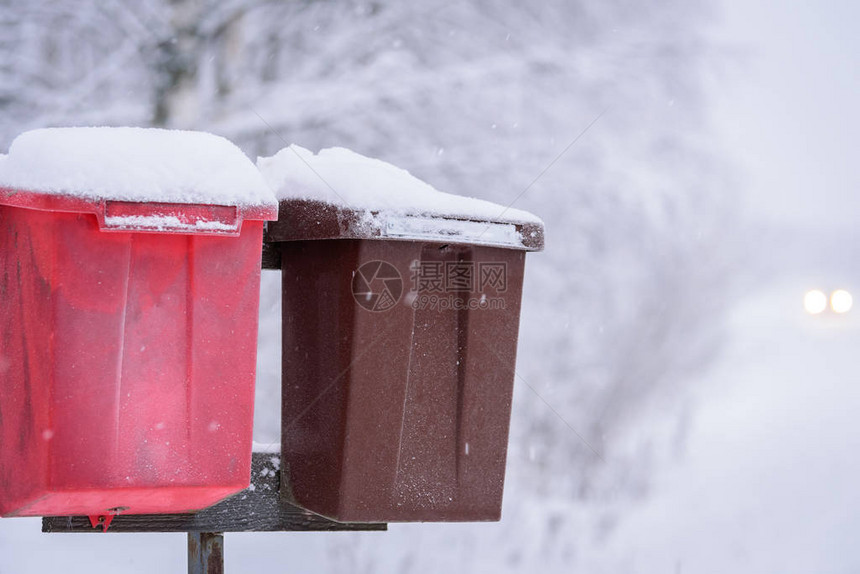 芬兰拉普兰的红棕邮箱冬季下着大雪请查看InfoFinland上的红图片