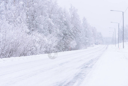 496号公路在芬兰拉普兰冬季被大雪淹图片