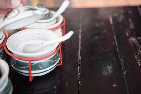 传统泰国北方公鸡陶瓷碗中的辣椒糖鱼酱图片