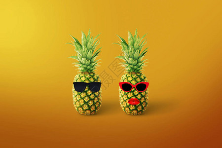 时尚有趣的一对菠萝时髦在黄色背景上的太阳镜创意暑假健康的生活方式概念图片