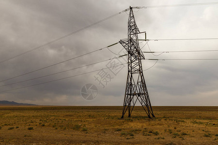 草原农村地貌景观的电线支持输电图片