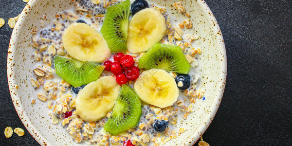 健康食品沙盘燕麦辣椒种子和浆果早餐饭或健康零食菜单概念背景顶部视图图片