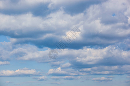 蓝天白云低视角图片