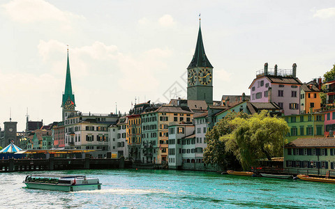 在瑞士苏黎世市中心的利马码头和圣彼得教堂和圣母教堂的巡洋图片