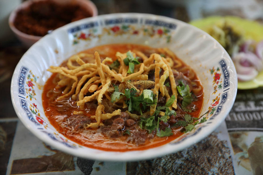 泰国北部咖喱面汤考索当地泰国街头美食图片