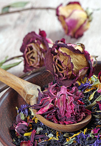 将黑茶与花瓣hibiscus和干玫瑰混合在一起图片