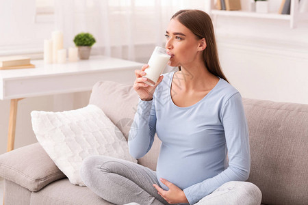 怀孕乳房怀孕少女在家中小屋旁坐着图片